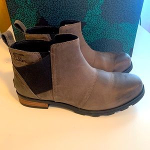SOREL women’s waterproof boot size 8